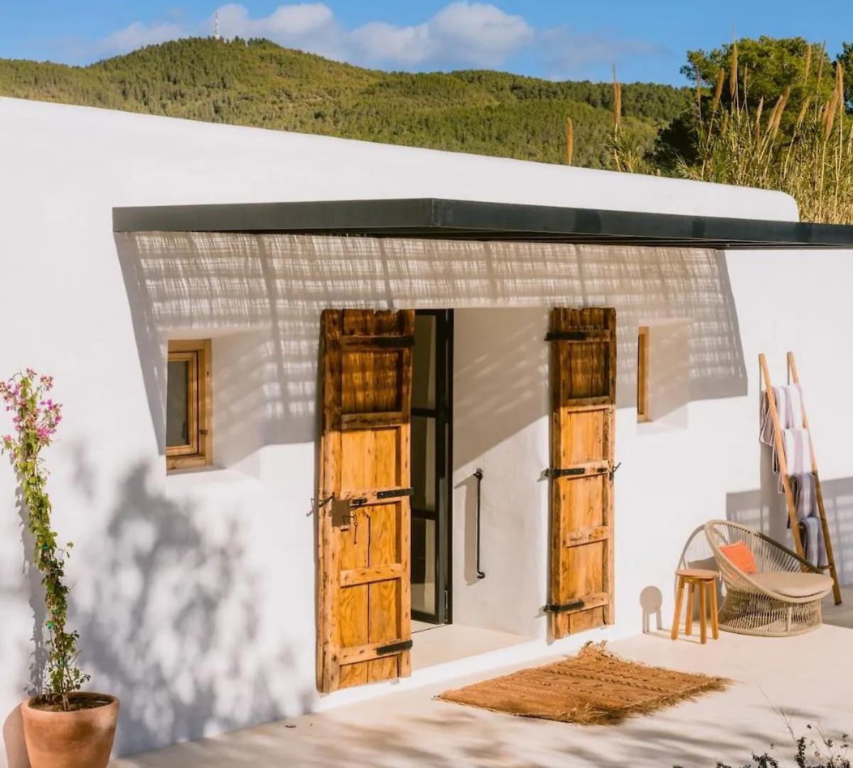 Villa Es Pujolet Renovada 100 Porcien Un Refugio De Paz En El Corazon De Ibiza Piscina Ac Diseno Tranquilidad El Verdadero Ibiza Sant Joan de Labritja